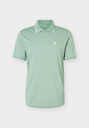 Világoszöld rövid ujjú galléros ing két gombbal, fehér szegéllyel a galléron és az ujjakon, valamint egy kis fehér logóval a bal mellrészen.