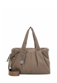 Sac en nylon marron avec deux poignées supérieures et une bandoulière amovible. Comprend une fermeture éclair et un design plissé subtil avec un bijou en métal.