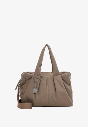 Bolso de nylon marrón con dos asas superiores y correa de hombro desmontable. Presenta un cierre de cremallera y un diseño plisado sutil con un charm de metal.