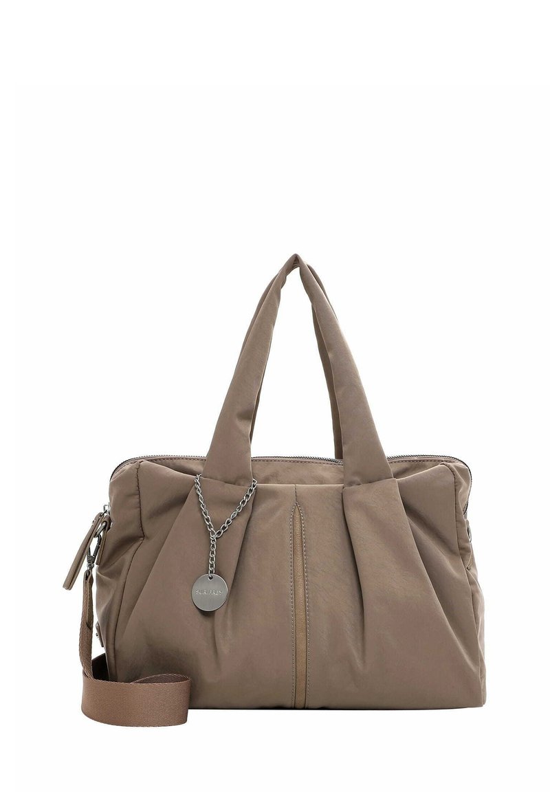 Sac en nylon marron avec deux poignées supérieures et une bandoulière amovible. Comprend une fermeture éclair et un design plissé subtil avec un bijou en métal.