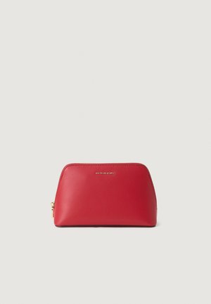 Czerwony skórzany kosmetyczka o zaokrąglonym kształcie, z zamkiem błyskawicznym w kolorze złotym i wytłoczonym logo "MICHAEL KORS" z przodu. Gładka faktura.