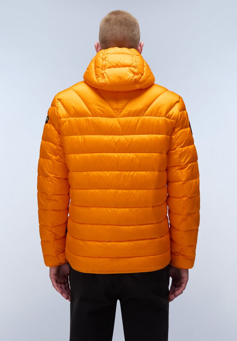 Chaqueta de plumas naranja con costuras horizontales, capucha y una textura suave. Cuenta con un parche en el hombro izquierdo y un corte de longitud media.