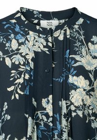 Blusa navy con motivo floreale blu e crema, scollatura tonda, chiusure a bottoni e dettagli plissettati sul davanti. Tessuto morbido e leggero.