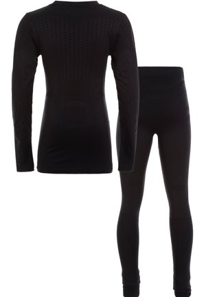 Zwarte top met lange mouwen en legging set gemaakt van textiel, rekbare stof met een aansluitend ontwerp en patroonaccenten op de schouders en benen.