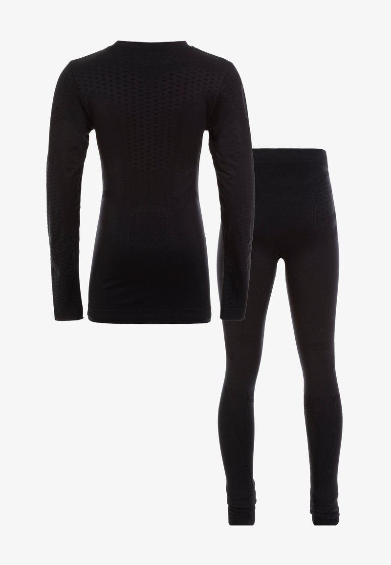 Zwarte top met lange mouwen en legging set gemaakt van textiel, rekbare stof met een aansluitend ontwerp en patroonaccenten op de schouders en benen.
