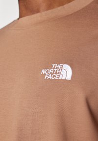 The North Face ESSENTIAL - T-shirt imprimé - latte