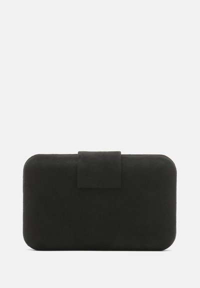 Sort rektangulær clutchtaske med afrundede kanter og et centralt klapluk, sat op mod en enkel lys grå baggrund.