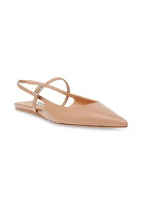 Bailarinas de piel marrón claro con talón abierto y punta afilada, que cuentan con tiras entrelazadas y un pequeño detalle de hebilla. Suela plana y textura suave.
