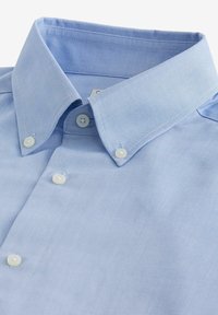 Helleblaue Button-Up-Hemd mit Kragen, aus strukturiertem Stoff, weißen Knöpfen und einer sauberen Verarbeitung an Kragen und Manschetten.