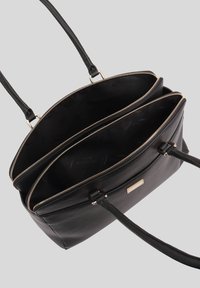 Zwarte leren tote bag met dubbele compartimenten, gouden ritsaccenten en twee schouderbanden. Getextureerd oppervlak, ruime binnenkant.