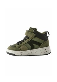 Hoge sneakers in olijfgroen suede en synthetische materialen. Zwarte accenten, webbingdetails en textuur op de neus. Witte gespikkelde zool.