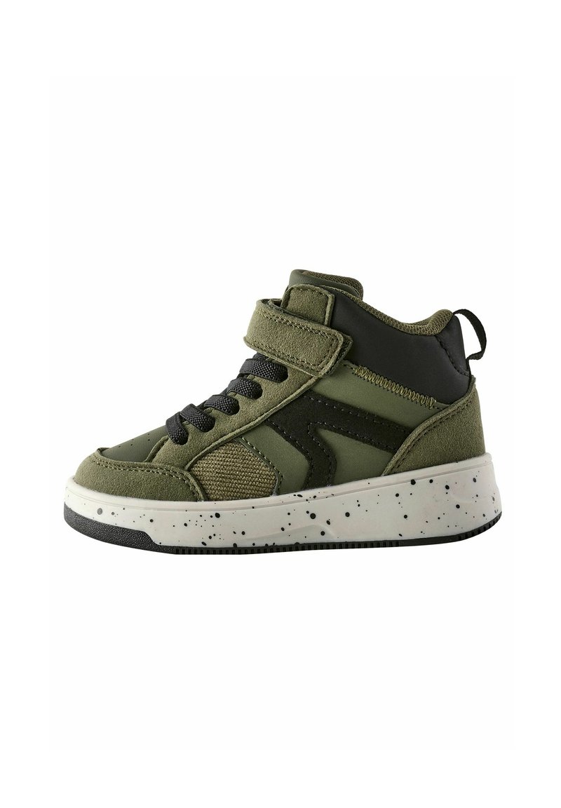 Hoge sneakers in olijfgroen suede en synthetische materialen. Zwarte accenten, webbingdetails en textuur op de neus. Witte gespikkelde zool.