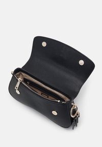 Černá kožená crossbody taška s texturou, otevřená klopa, zlaté magnetické spony, viditelná vnitřní kapsa na zip a béžová podšívka.