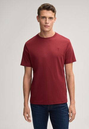 Bordeaux katoenen t-shirt met een ronde hals en korte mouwen, met een klein geborduurd logo op de borst. Effen textuur.