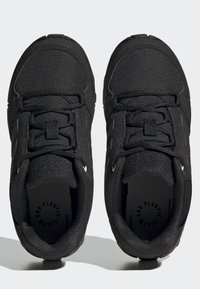 Czarne buty sportowe z teksturowaną cholewką, okrągłym noskiem, elastycznymi sznurowadłami i markowymi wkładkami, charakteryzujące się minimalistycznym designem.