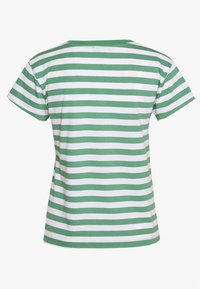 Grön- och vitrandig T-shirt, kort ärm, rund halsringning, gjord av mjuk bomull, med konsekventa horisontella r änder över tyget.