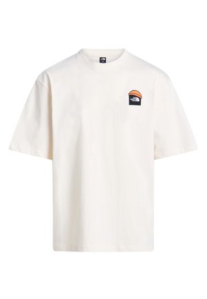 Hvid T-shirt med korte ærmer, rund hals og lille sort og orange The North Face-logo på venstre bryst.