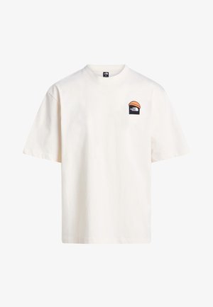 Weißes T-Shirt mit kurzen Ärmeln, Rundhalsausschnitt und kleinem schwarz-orangefarbenem The North Face-Logo auf der oberen linken Brustseite.