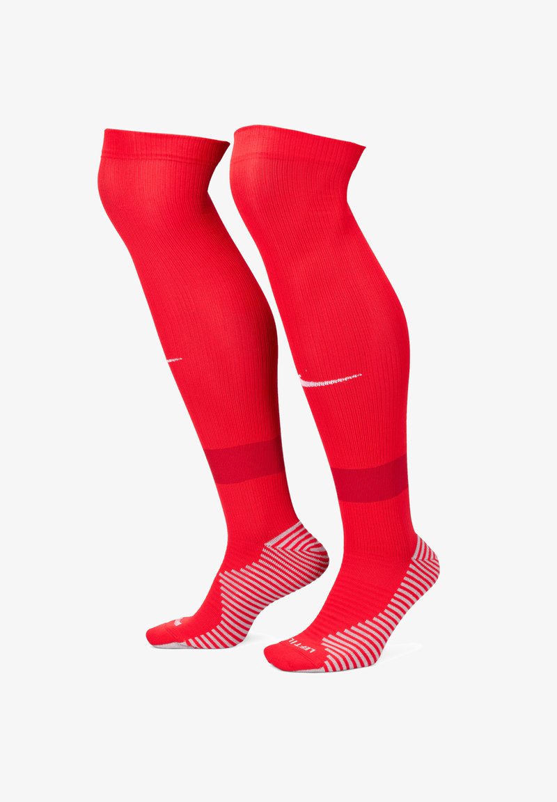 Rote kniehohe Socken mit gerippter Textur, aus einfarbigem Material mit einem kontrastierenden Logo und gestreiftem Design auf dem Fuß.