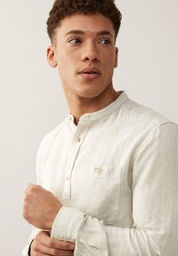 Next LINEN BLEND ROLL SLEEVE SHIRT WITH GRANDAD COLLAR - Košile - oatmeal