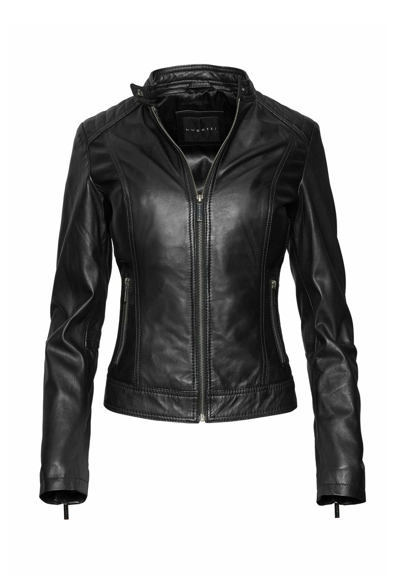 Crna kožna jakna s prilagođenim dizajnom, glatkom teksturom, zatvaračem sprijeda i suptilnim detaljima šavova. Ima stojeći ovratnik i zip džepove.