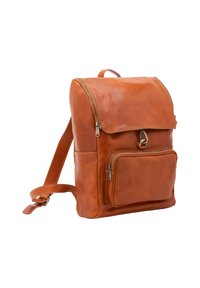 Bruine leren rugzak met een voorvak met rits, klep met gespsluiting en verstelbare schouderbanden tegen een witte achtergrond.
