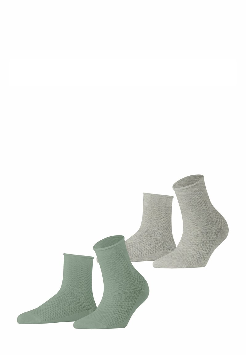 Vier Socken: zwei grüne, zwei graue. Die grünen Socken besitzen ein texturiertes Muster; die grauen Socken sind glatt mit einem dezenten Muster. Beide sind knöchelhoch.