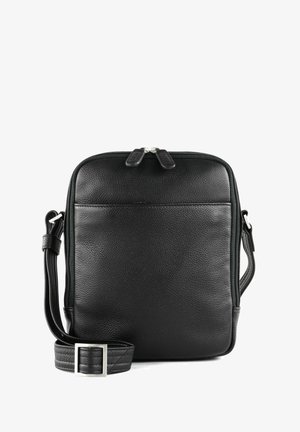 Schwarze Leder-Crossbody-Tasche mit einer strukturierten Oberfläche, zwei Reißverschlusstaschen und einem abnehmbaren Gürtel mit einer metallischen Schnalle.