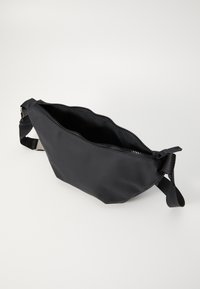 Schwarze Taille Tasche aus glattem Material, mit einem Reißverschlussverschluss und verstellbarem Gurt. Das Innenfutter ist unliniert für einfachen Zugang.