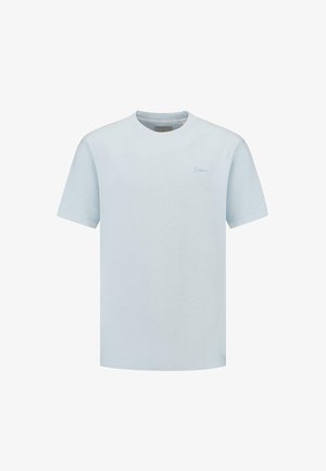 Vaaleansininen puuvillainen t-paita, jossa on lyhyet hihat, pyöreä kaula-aukko ja pieni sävyton logo rinnan vasemmalla puolella. sileä pinta.