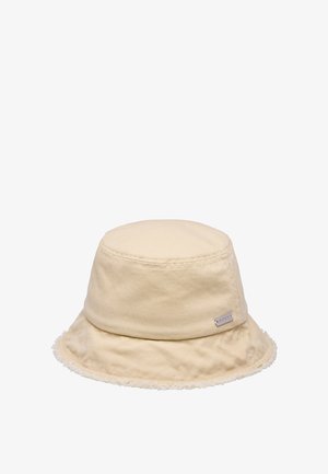 Beige katoenen bucket hat met onafgewerkte rand en klein rechthoekig merkje aan de zijkant.