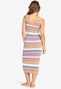 Geripptes, midi-langes Kleid mit mehrfarbigen Streifen in Beige, Blau, Pink und Gelb; mit verstellbaren Trägern und einer figurbetonten Silhouette.