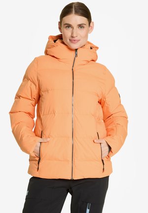 Dik oranje jack met een ritssluiting aan de voorkant, verstelbare capuchon, zijvakken en gestikt paneelontwerp. Zacht, geïsoleerd stof voor warmte.
