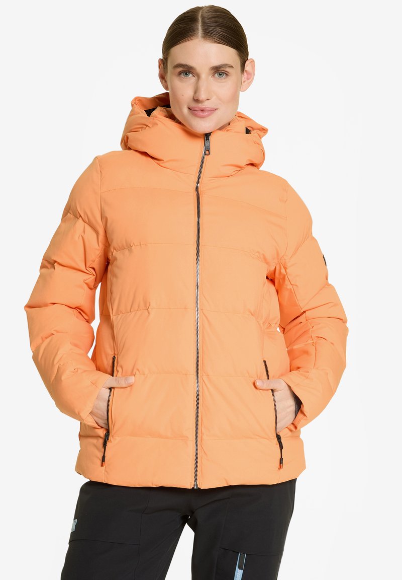 Chaqueta naranja acolchada con cierre frontal, capucha ajustable, bolsillos laterales y diseño de paneles cosidos. Tejido suave e aislante para mayor calor.