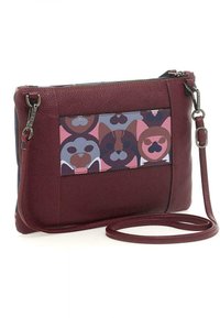 Borsa a tracolla in pelle bordeaux con un pannello decorato da volti di animali, chiusura con zip e tracolla regolabile. Superficie testurizzata che aggiunge dettagli.