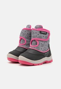 Wasserabweisende Stiefel mit einem grauen Stoff-Obermaterial und pinken Akzenten, runden Mustern, einer schwarzen Lederzehe und einer Gummisohle mit pinken Details.
