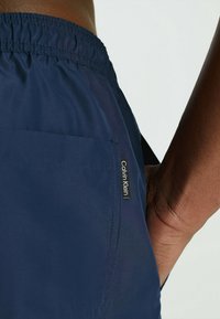 Calvin Klein Swimwear MEDIUM DRAWSTRING-GRAPHIC - Shorts da mare - navy iris