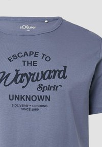 Graues Baumwoll-T-Shirt mit kurzen Ärmeln, Rundhalsausschnitt und fettem schwarzen Text: "FLIEHE ZU DEM Umherziehenden Geist UNBEKANNT" mit einem Markenzeichen.