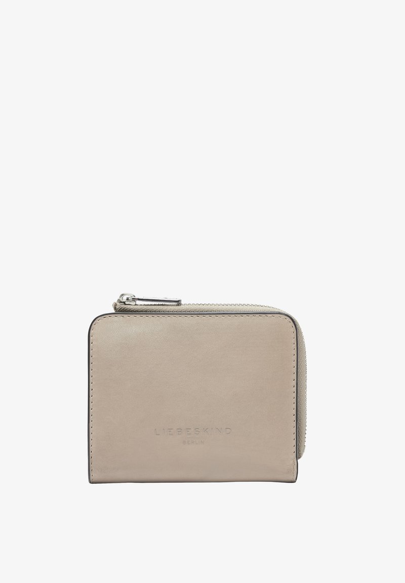 Portefeuille en cuir gris clair avec une texture lisse, fermeture éclair et nom de la marque embossé à l'avant. Forme rectangulaire compacte.