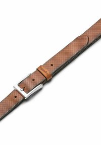 Brauner, perforierter Ledergürtel mit einer silberfarbenen Metallschnalle und einem geprägten Lederakzent. Glatte Oberfläche mit mehreren Einstelllöchern.