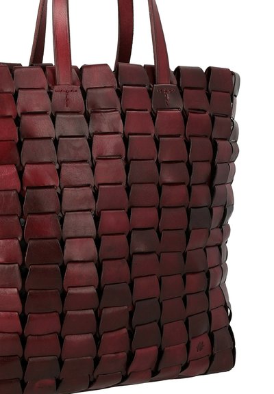 Borsa tote in pelle intrecciata color bordeaux, con un motivo a griglia, due manici robusti e una forma quadrata con una texture liscia.