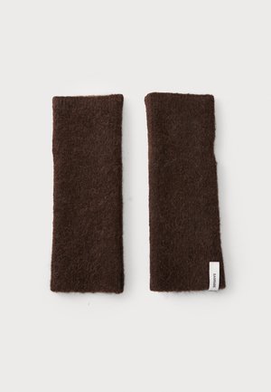 Bruine wol armwarmers met een zachte textuur, rechthoekige vorm en een klein label aan de zijkant. Geen duimopening, ontworpen voor comfort.