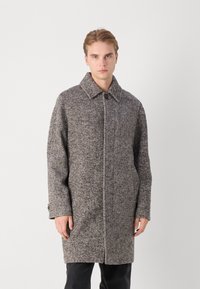 Palton gri cu tip herringbone, cu un guler mare, închidere prin butoane în față și buzunare laterale. Realizat dintr-un material texturat din amestec de lână.