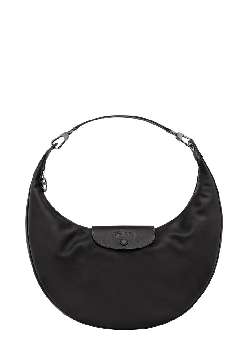 Schwarze, halbmondförmige Lederhandtasche mit einem kurzen Tragegurt, Klappenverschluss und geprägtem Logo auf der Vorderklappe.