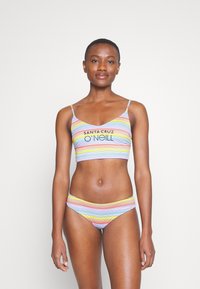 Set di bikini a righe in tessuto morbido; il top ha spalline sottili e scollatura a V, con colori come rosa, blu e giallo. Accentuato con logo.