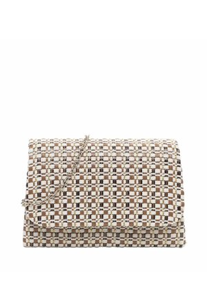 Petit sac pochette rectangulaire avec un motif tissé beige, marron et blanc, et une fine chaîne argentée en bandoulière.