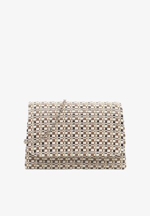 Petit sac pochette rectangulaire avec un motif tissé beige, marron et blanc, et une fine chaîne argentée en bandoulière.