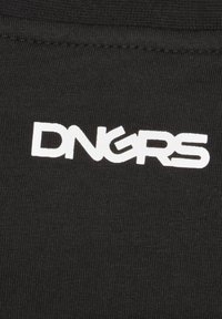 Melnas audums ar baltu „DNGRS” logotipu treknā, modernajā fontā, ar teksturētu apdari, kas raksturīga kokvilnas vai džersija adījuma materiāliem.