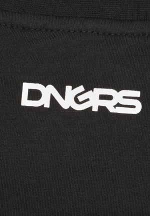 Czarna tkanina z białym logo "DNGRS" w wyraźnej, nowoczesnej czcionce, z teksturowanym wykończeniem typowym dla materiałów bawełnianych lub dzianin.