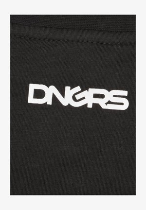 Material textil negru cu un logo alb „DNGRS” într-un font îndrăzneț și modern, cu un finisaj texturat specific materialelor din bumbac sau tricot.